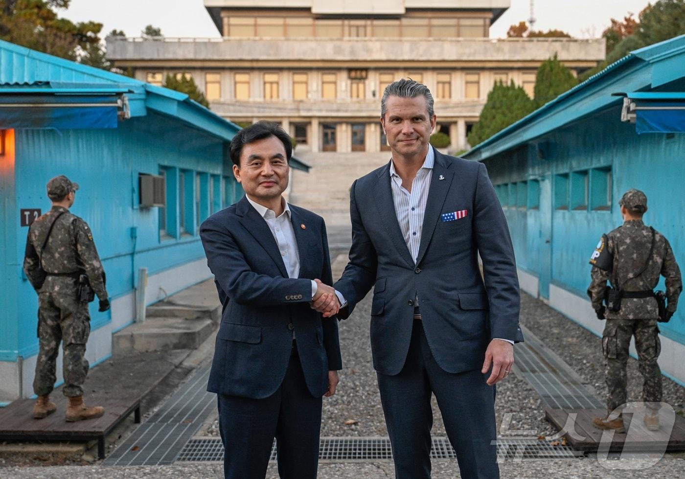 Minister of National Defense Ahn Gyu-baek and U.S. Secretary of Defense Pete Hegseth pose for a commemorative photo before their meeting at the JSA in Panmunjom on the afternoon of the 3rd. &#40;Provided by the Ministry of National Defense. Reproduction and DB Prohibited&#41; 2025.11.3 / News1