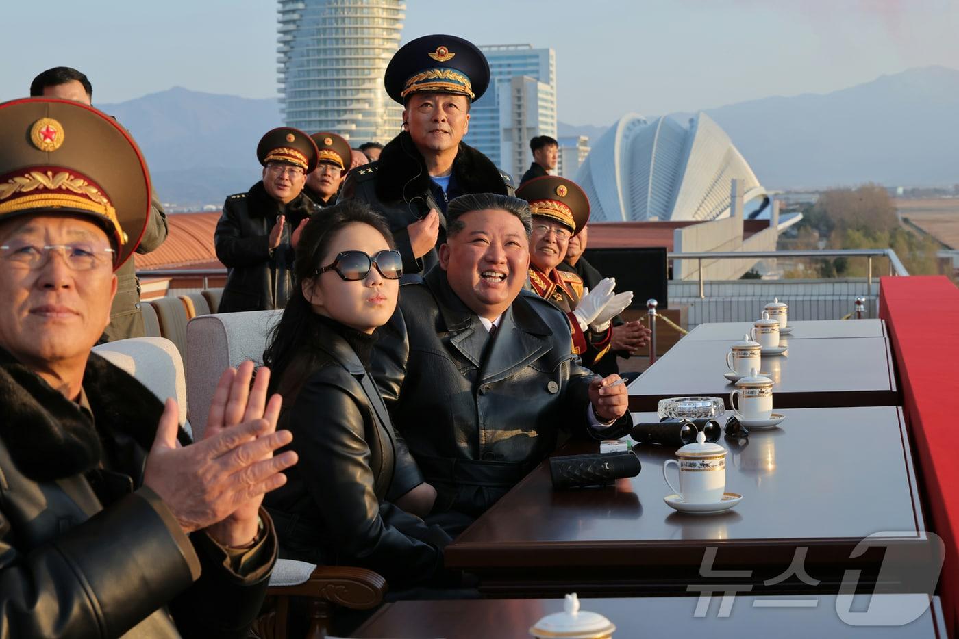 Rodong Sinmun, the official newspaper of North Korea&#39;s Workers&#39; Party, reported on November 30 that a grand ceremony commemorating the 80th anniversary of the founding of the Korean People&#39;s Army Air Force was held on November 28 at the Kalma Airfield of the 59th Gil Yeongjo Hero Regiment, 2nd Air Division. Kim Jong Un, the General Secretary, attended the event, accompanied by his daughter Ju Ae, who was referred to as his respected daughter / Rodong Sinmun