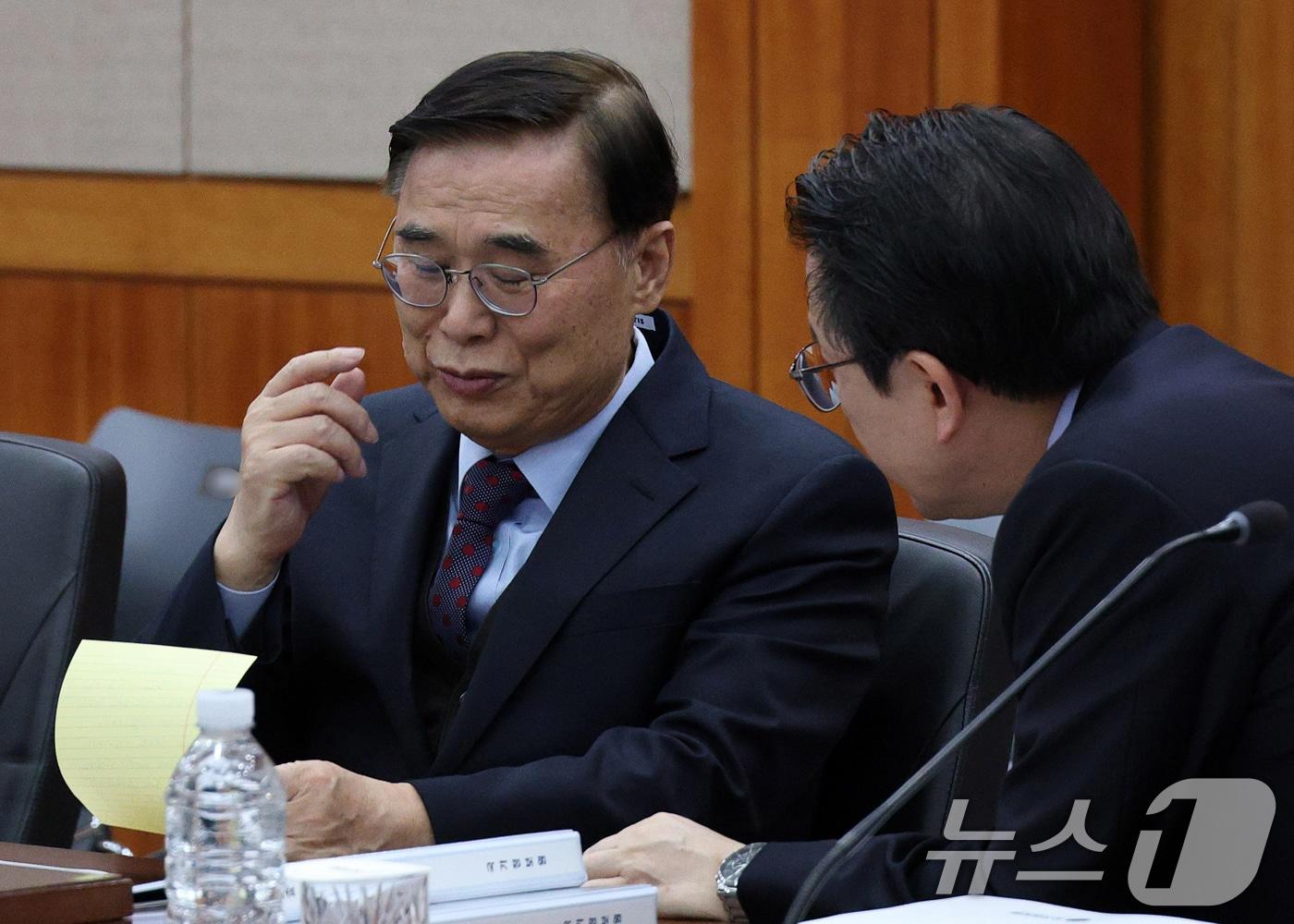 Director Lee Jong-seok of the National Intelligence Service and Deputy Director Kim Ho-hong are conversing ahead of the 2025 parliamentary audit held at the National Intelligence Service in Seocho-gu, Seoul, on Tuesday. 2025.11.4 / News1