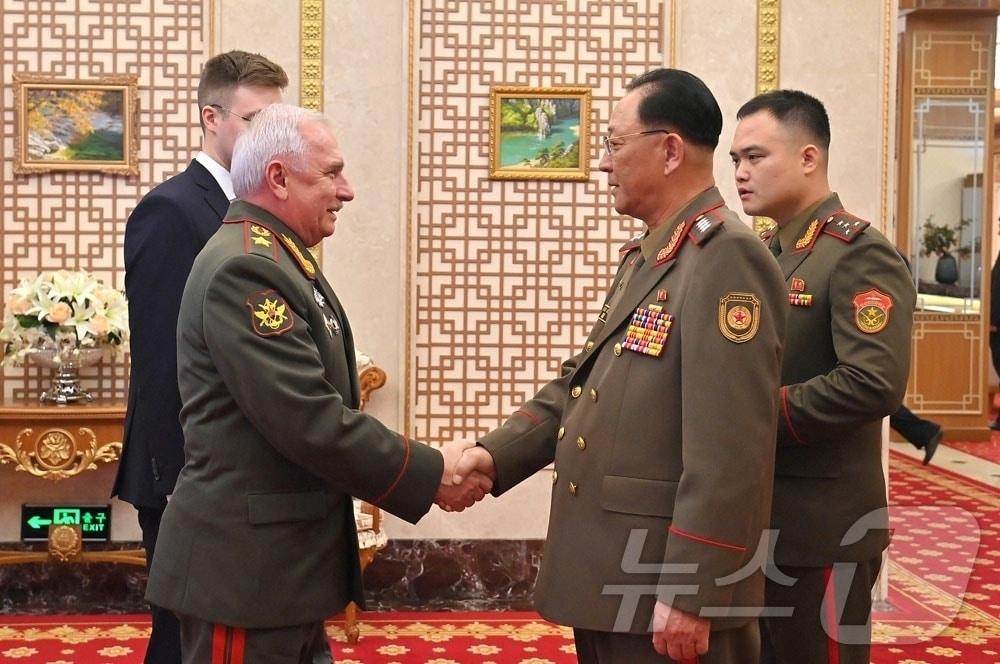 The Rodong Sinmun, the official newspaper of North Korea&#39;s Workers&#39; Party, reported on November 7 that Defense Minister No Kwang-chol met the day before with a delegation from the Military-Political Directorate of the Armed Forces of the Russian Federation, which is currently visiting North Korea / Rodong Sinmun