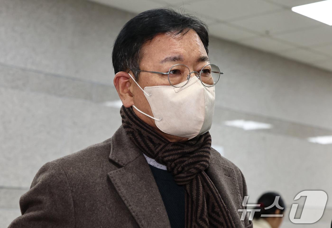 Ahn Bu-soo, chairman of the Asia-Pacific Peace Exchange Association, who is suspected of attempting to influence testimony during the investigation into the Ssangbangwool North Korea fund transfer case, is attending a pre-arrest suspect interrogation &#40;warrant review hearing&#41; at the Seoul Central District Court in Seocho-gu, Seoul, on Wednesday. 2025.12.10 / News1