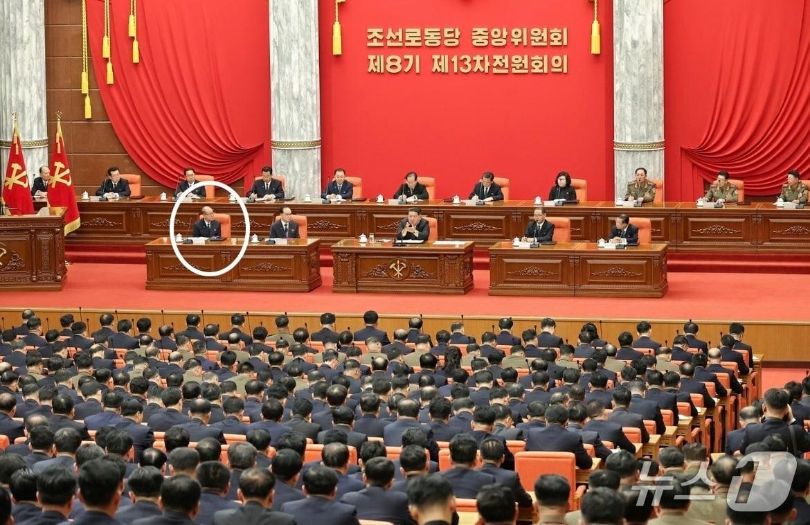 Ri Il-hwan, Propaganda Secretary of the Workers&#39; Party of Korea &#40;in the white circle&#41;, made his first public appearance in a year. Photos published by the Rodong Sinmun on Wednesday show Secretary Ri attending the Year-End Plenary Meeting that began the previous day, seated in the front row of the presidium alongside Kim Jong Un, the Party&#39;s General Secretary / Rodong Sinmun