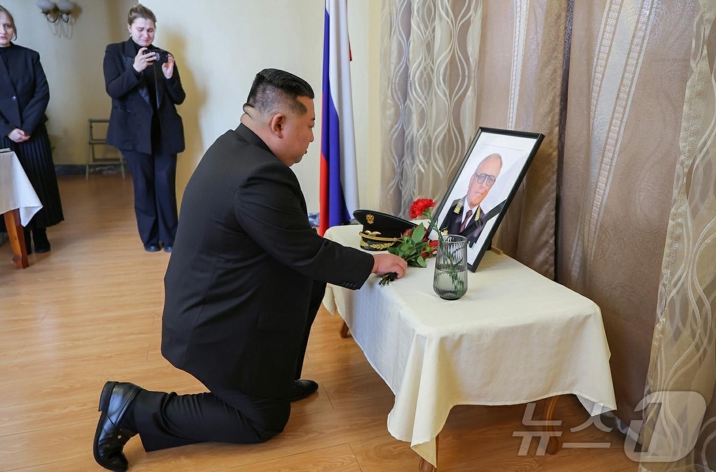 The Rodong Sinmun, the official newspaper of North Korea&#39;s Workers&#39; Party, reported on Thursday that Kim Jong Un, the party&#39;s general secretary, paid a condolence visit to the Russian Embassy on the 10th regarding the death of Alexander Matsegora, the Russian ambassador to North Korea / Rodong Sinmun
