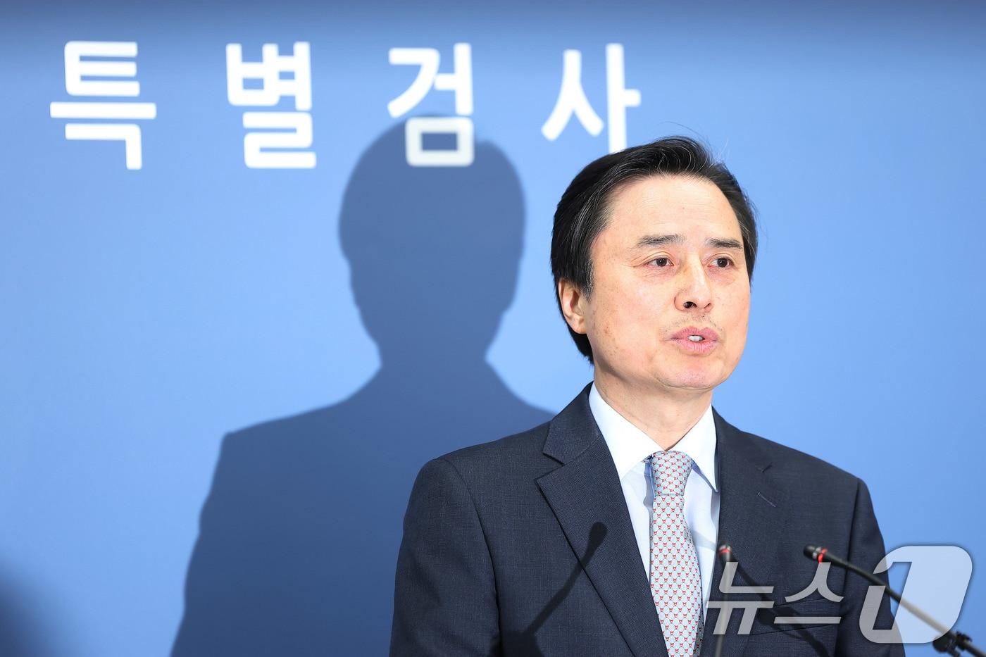 Special Prosecutor Cho Eun-seok is announcing the final results of the investigation into the insurrection and treason cases related to the December 3 emergency martial law incident at the press room of the Seoul High Prosecutors' Office in Seocho-gu, Seoul, on December 15, 2025 2025.12.15 / News1