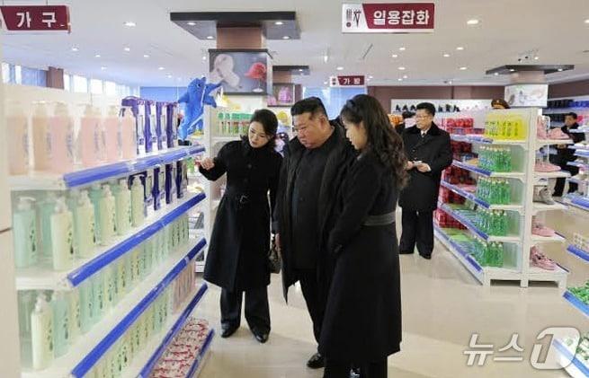 Kim Jong Un, General Secretary of the Workers' Party of Korea, visited the newly completed local industrial factory in Kangdong County with his wife, Ri Sol-ju, and daughter, Ju Ae / Rodong Sinmun