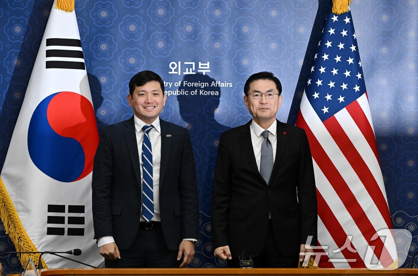 Jeong Yeon-du, Director of the Foreign Strategy and Intelligence Headquarters (right), and Kevin Kim, Chargé d'Affaires of the U.S. Embassy, pose for a commemorative photo prior to the Follow-up Consultation on the Joint Fact Sheet from the U.S.-South Korea Summit held at the Ministry of Foreign Affairs building in Jongno-gu, Seoul, on Tuesday morning. 2025.12.16 / News1