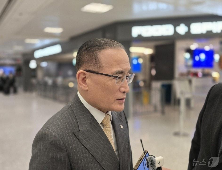 National Security Office Director Wi Sung-lac answers reporters' questions upon arrival at Dulles International Airport near Washington, D.C., on Tuesday. 2025.12.17 / News1