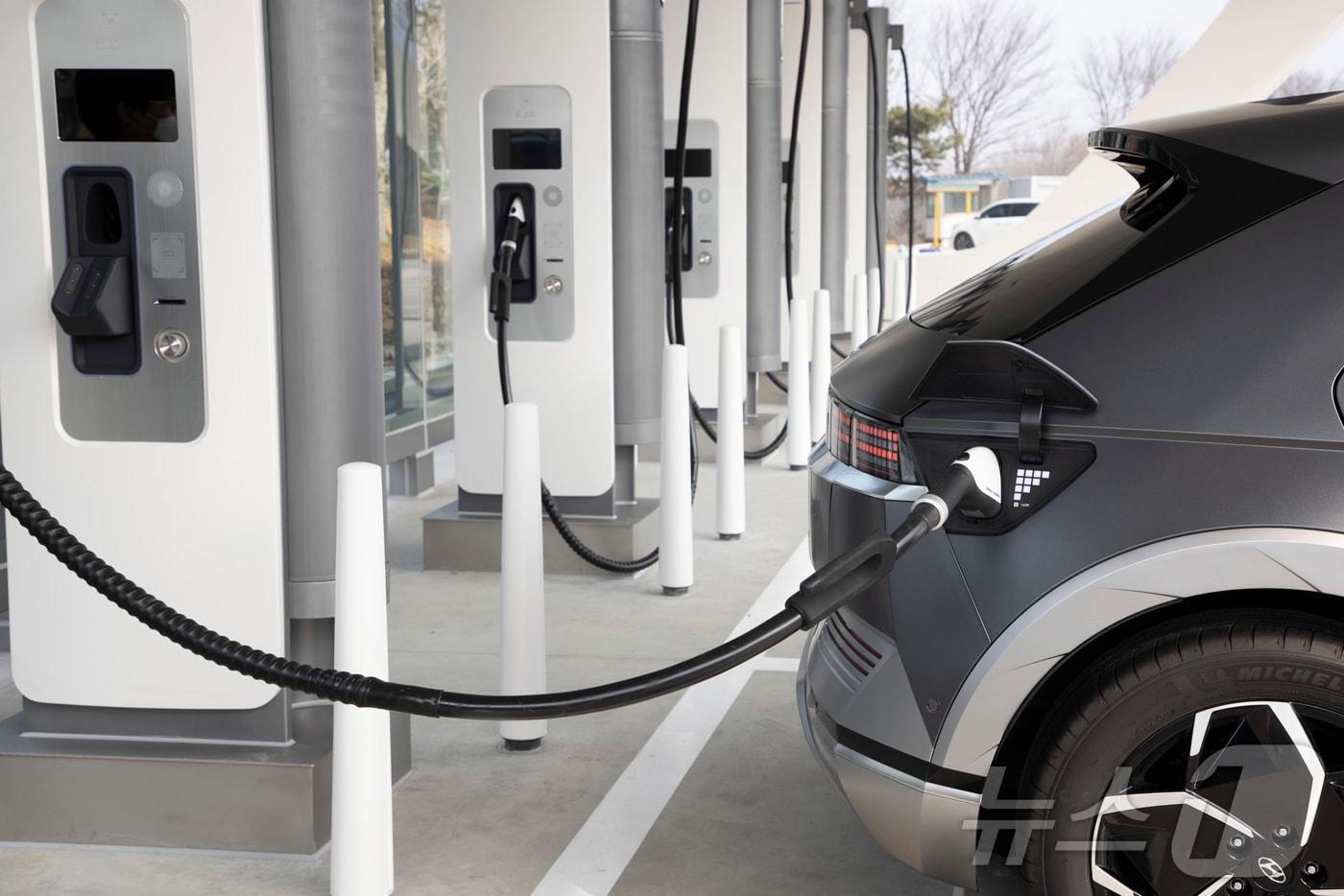 Hyundai Motor Group said on Dec. 18 it will significantly expand its Plug & Charge (PnC) charging network starting next year to enhance convenience for electric vehicle customers. The photo shows a Hyundai Ioniq 5 charging at a PnC-enabled station. / Courtesy of Hyundai Motor and Kia