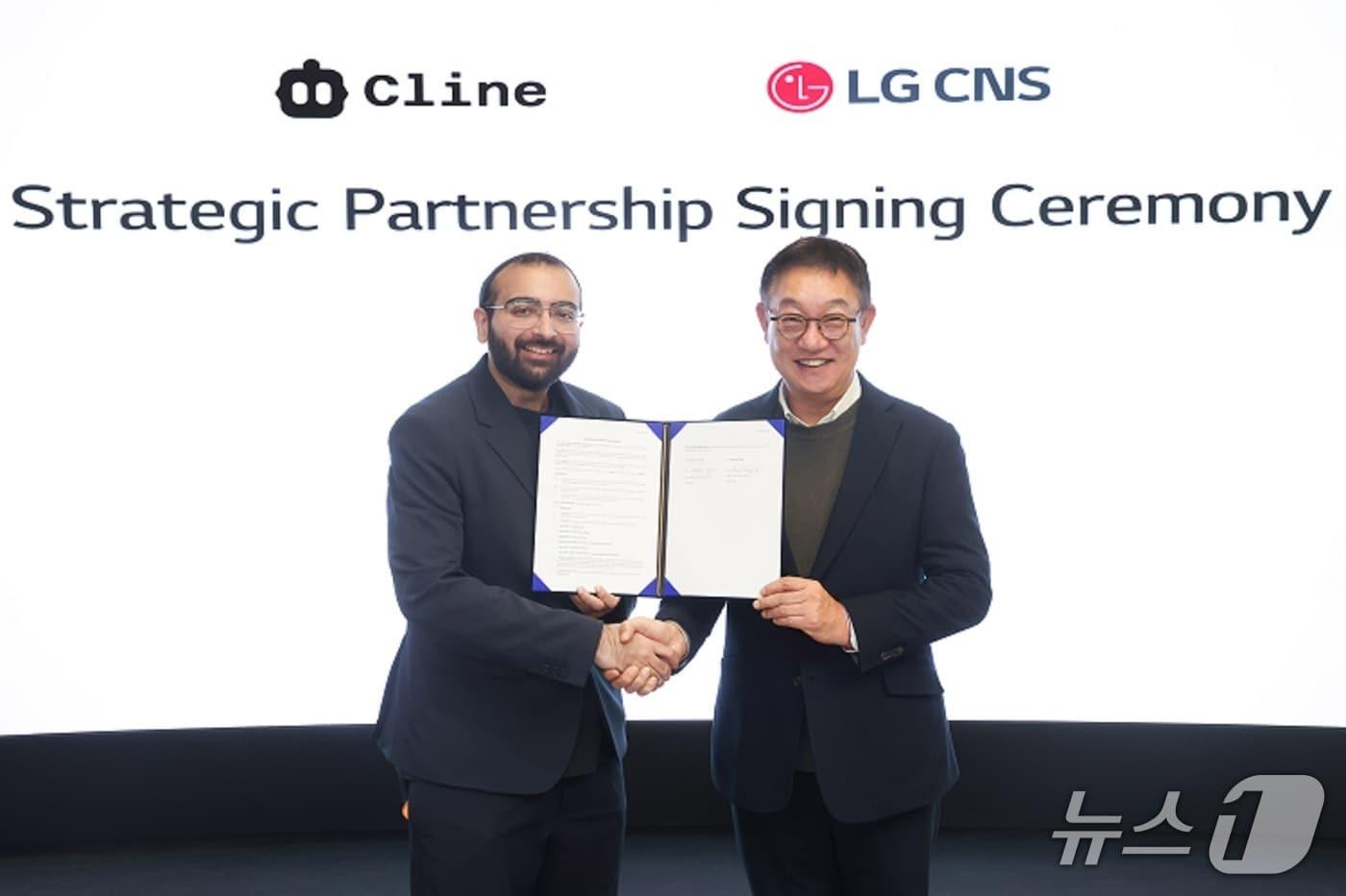 Hyun Shin-kyun, President and CEO of LG CNS (right), and Saoud Rizwan, CEO of Cline, pose for a commemorative photo at the signing ceremony held at the LG Science Park headquarters in Magok, Seoul / Provided by LG CNS