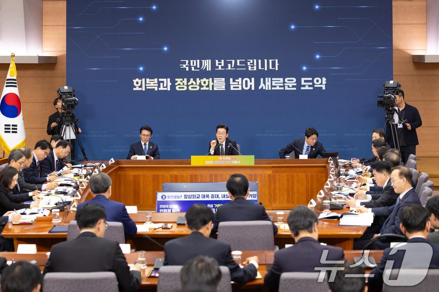 President Lee Jae Myung speaks during a briefing on the work of the Ministry of Foreign Affairs (Overseas Koreans Agency) and the Ministry of Unification held at the annex of the Seoul Government Complex in Jongno-gu, Seoul, on December 19. 2025.12.19 / News1