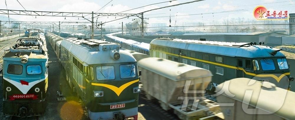 The Rodong Sinmun, the official newspaper of North Korea's Workers' Party, introduced Myeongdang Station of the Pyongyang Railway Bureau on December 20, stating that the sound of miracles in increased shipments must ring out loudly to ensure more cement for socialist construction sites / Rodong Sinmun
