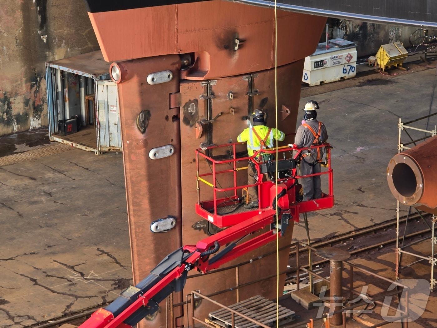 Workers are welding at the dry dock of the Hanwha Philly Shipyard in Philadelphia, Pennsylvania, on December 22, 2025 2025.12.25 / News1