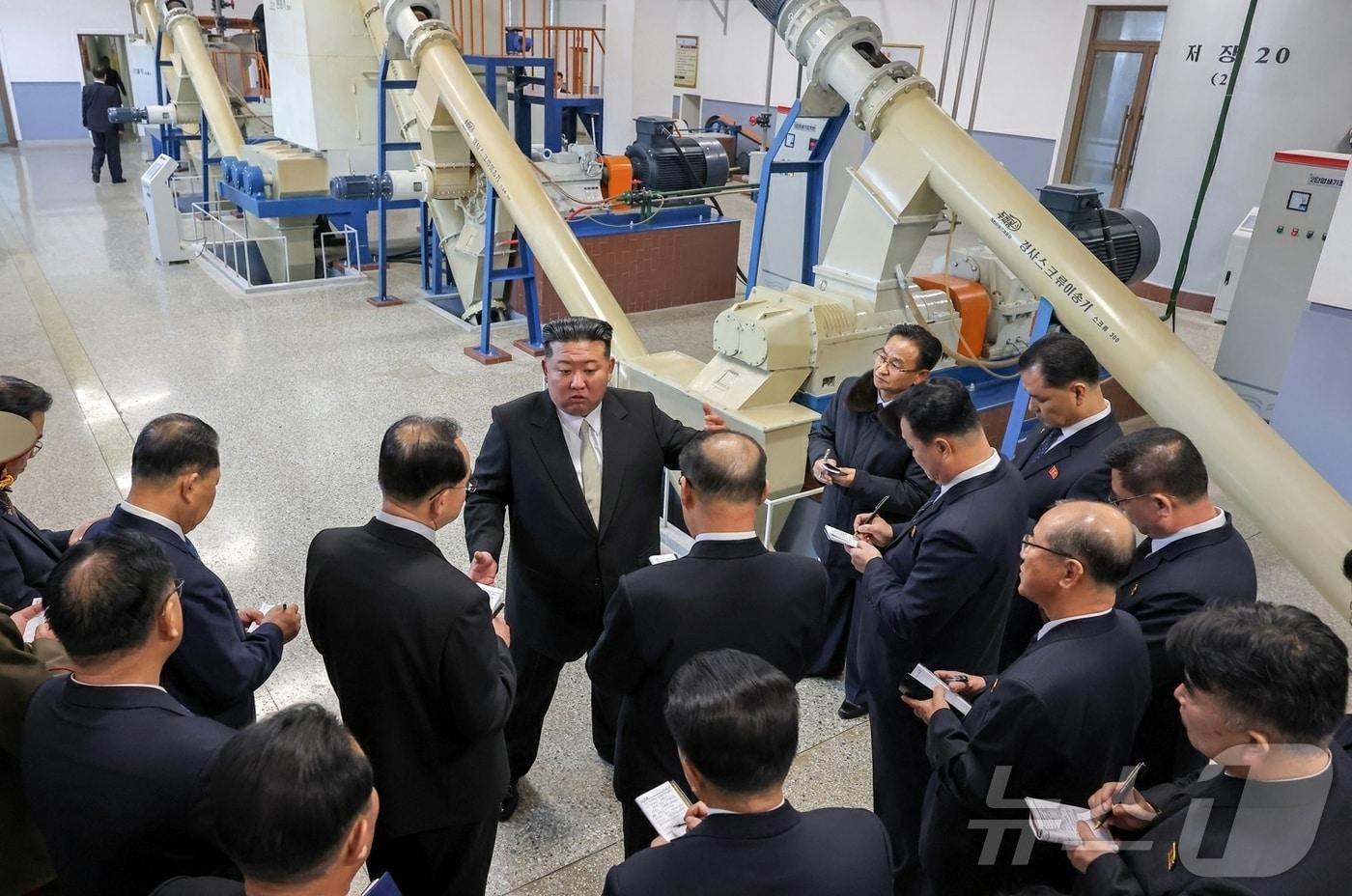 The Rodong Sinmun, the official newspaper of North Korea's Workers' Party, reported on Monday that Kim Jong Un, General Secretary of the Workers' Party of Korea, attended the completion ceremony for a paper mill constructed in Unsan County, South Pyongan Province the previous day. The newspaper stated that Ri Il Hwan, a Party secretary, delivered the completion speech, and that officials from South Pyongan Province and Unsan County, workers, and scientists and technicians from the State Academy of Sciences participated / Rodong Sinmun