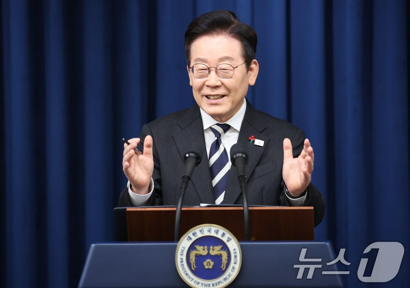 President Lee Jae Myung answers reporters&#39; questions after delivering his Special Address to the Nation on the First Anniversary of the Revolution of Light at the presidential office in Yongsan, Seoul, on Wednesday. 2025.12.3 / News1