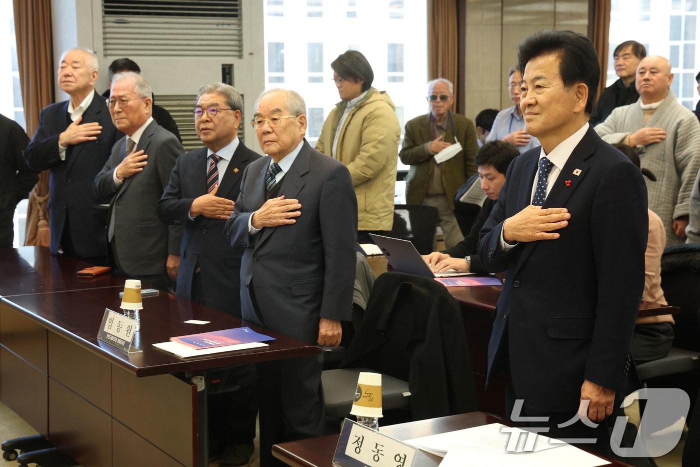 Unification Minister Chung Dong-young performs the national anthem with participants at a special roundtable discussion on inter-Korean relations titled, The Lee Jae Myung Administration&#39;s Unification, Foreign Affairs, and Security Policy: Evaluation and Outlook, held at the Korea Press Center in Jung-gu, Seoul, on Wednesday morning. From the front row, right to left: Minister Chung, Lim Dong-won, Honorary Chairman of the Korean Peninsula Peace Forum, former Unification Minister Lee Jae-jeong, former Unification Minister Jeong Se-hyun, and Moon Chung-in, Professor Emeritus at Yonsei University. 2025.12.3 / News1