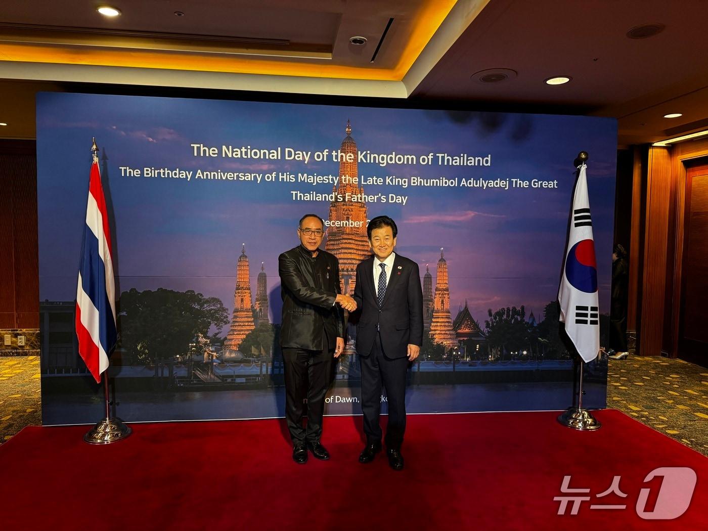 Unification Minister Chung Dong-young attended the Thai National Day reception held at the Lotte Hotel in Seoul on Wednesday and met with Thai Ambassador to South Korea Tanee Sangrat / Provided by the Ministry of Unification