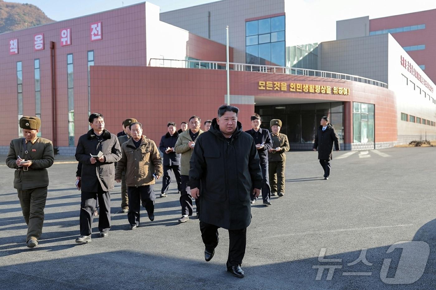 The Rodong Sinmun, the official newspaper of North Korea&#39;s Workers&#39; Party, reported on Friday that Comrade Kim Jong Un visited several local industrial factories in various counties ahead of their completion on Wednesday to gain a firsthand understanding of their status. Workers&#39; Party Central Committee Secretaries Jo Yong-won and Pak Jong-chon accompanied him / Rodong Sinmun
