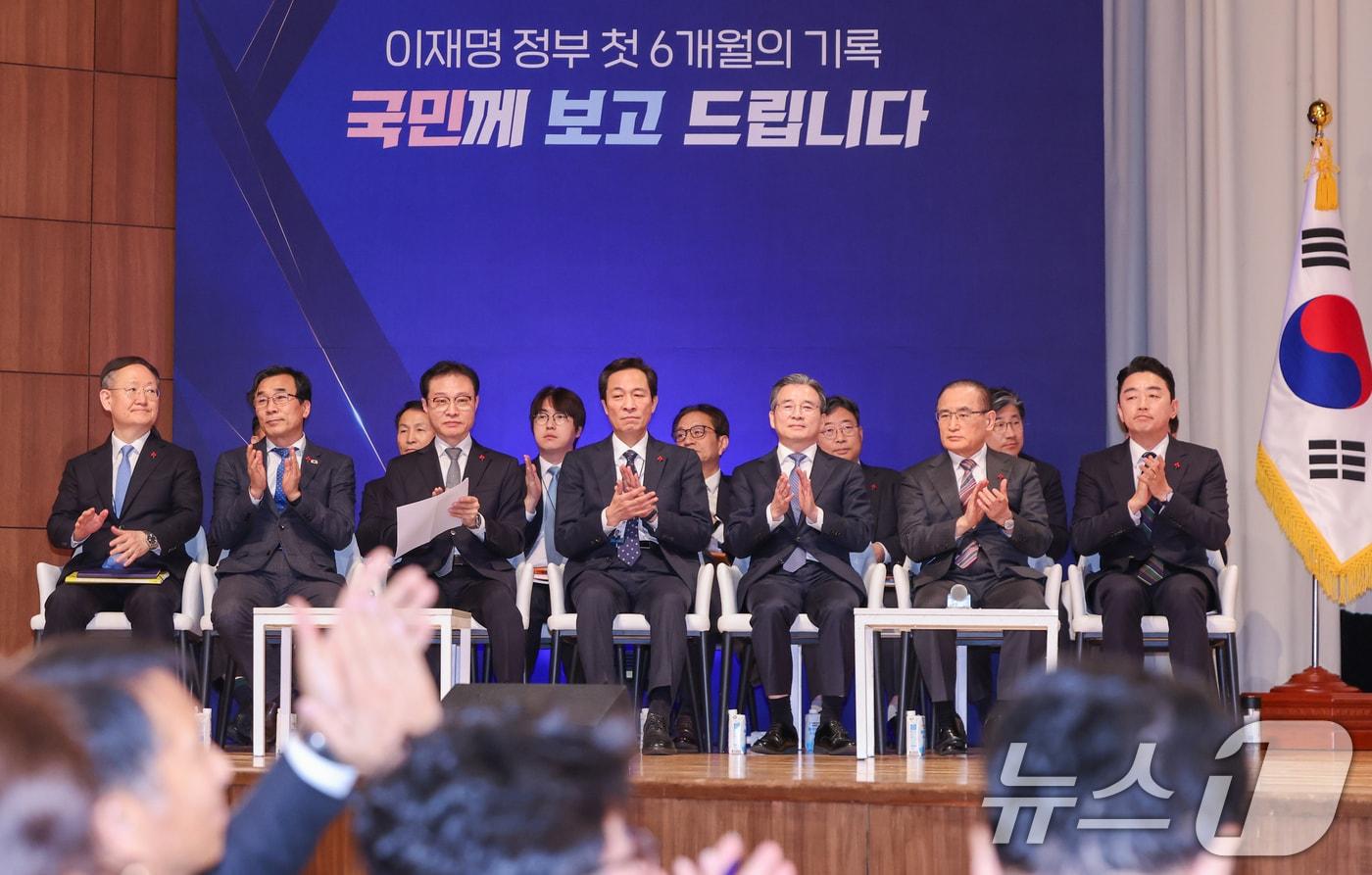 Chief of Staff Kang Hoon-sik claps with attendees at the Six-Month Achievement Briefing of the Lee Jae-myung Administration held at the Presidential Office in Yongsan, Seoul, on December 7. From right: Chief of Staff Kang, National Security Advisor Wi Sung-lac, Policy Chief Kim Yong-beom, Senior Secretary for Political Affairs Woo Sang-ho. Senior Secretary for Public Relations and Communication Lee Kyu-yeon, Senior Secretary for Listening and Integration Jeon Sung-hwan, Senior Secretary for Civil Affairs Bong Wook. 2025.12.7 / News1