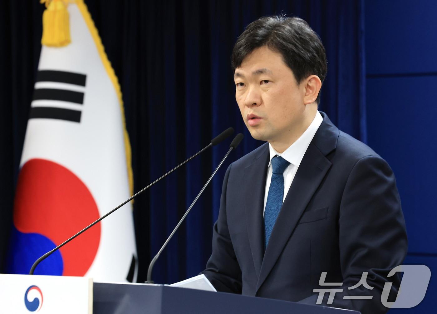 Unification Ministry Spokesperson Yoon Min-ho holds a regular briefing at the Government Complex Seoul briefing room in Jongno-gu, Seoul, on Monday. 2025.12.8 / News1