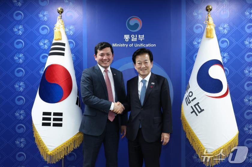 South Korean Unification Minister Chung Dong Young &#40;right&#41; meets Kevin Kim, the acting U.S. ambassador to Seoul / Courtesy of the Ministry of Unification
