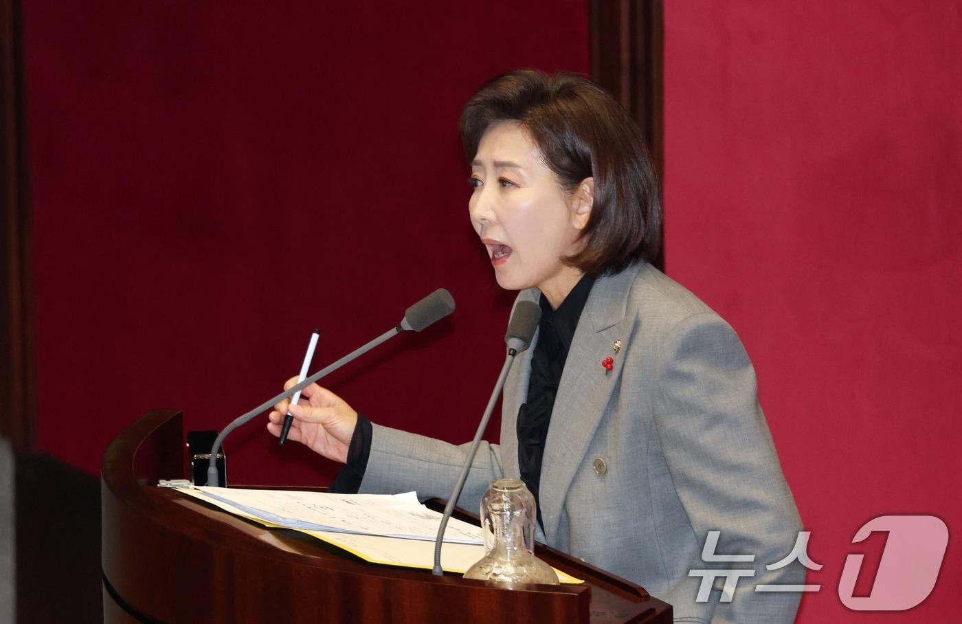 On December 9, at the 16th plenary session of the 429th National Assembly (Regular Session) held at the National Assembly in Yeouido, Seoul, People Power Party lawmaker Na Kyung-won is conducting an unlimited debate (filibuster) on the Franchise Business Act amendment. 2025.12.9 / News1