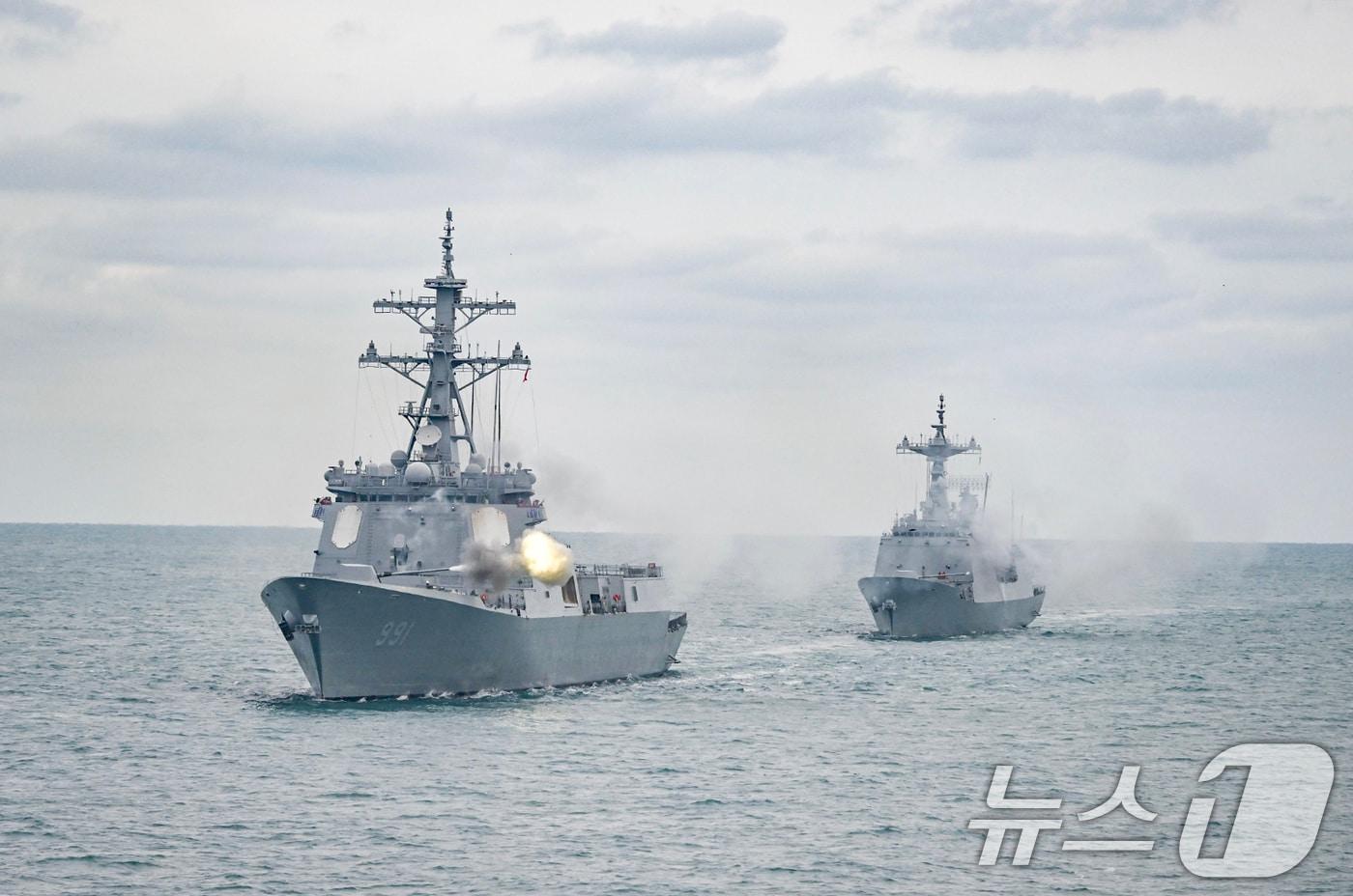The Navy's King Sejong the Great (left) and Dae Jo-yeong ships are conducting anti-ship firing exercises (Provided by South Korean Navy) 2025.2.27 / News1