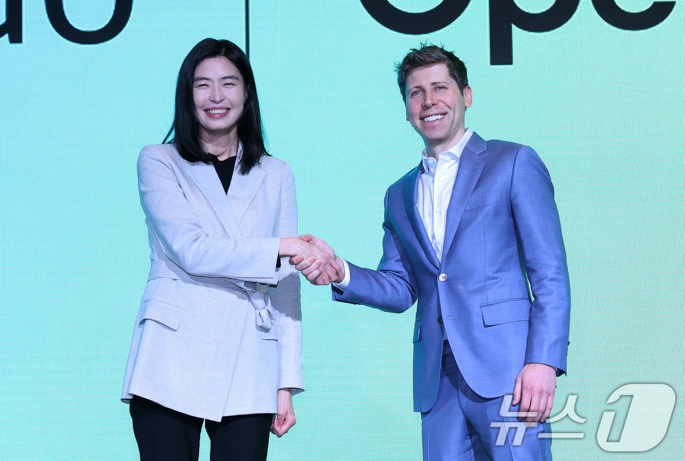 Kakao CEO Jeong Shin Ah and OpenAI CEO Sam Altman / News1