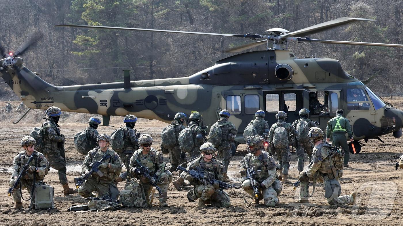 Soldiers conducting a ROK-U.S. Combined Airborne Assault Training’ exercise at the Mugeon-ri training ground in Beopwon-eup, Paju-si, Gyeonggi Province during the Freedom Shield (FS) exercise in March last year 2025.3.11 / News1