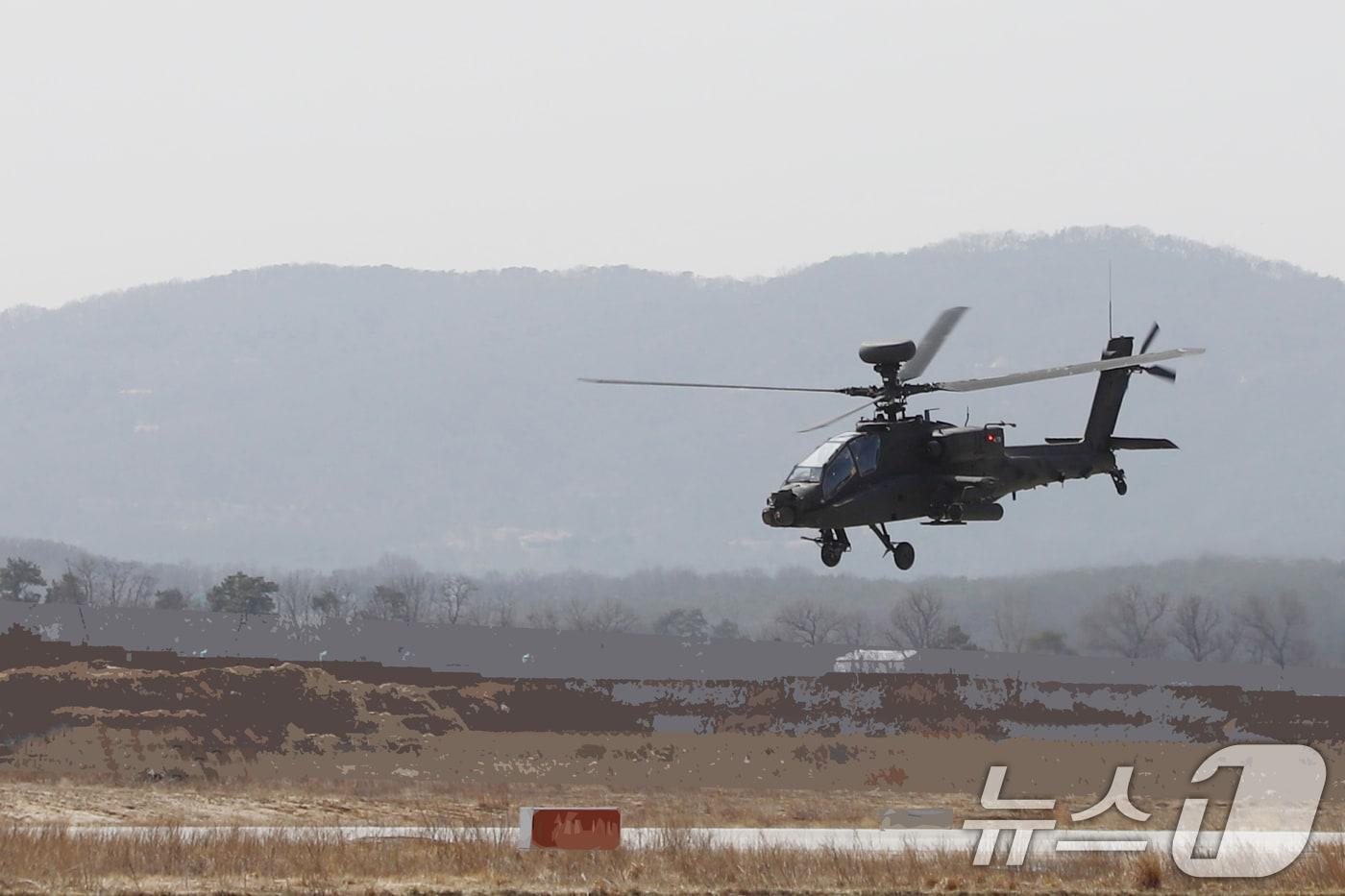 On March 13, the Army Aviation Command of South Korea conducted long-range tactical and maritime formation flights of AH-64 Apache attack helicopters on the eastern front and in the West Sea as part of FS/TIGER 2025. This exercise, involving about 10 AH-64 Apache attack helicopters, was carried out to enhance both land and maritime operational capabilities. The photo shows an AH-64 taking off for operations. &#40;Photo courtesy of the ROK Army. &#40;Resale and DB prohibited&#41; 2025.3.13/News1