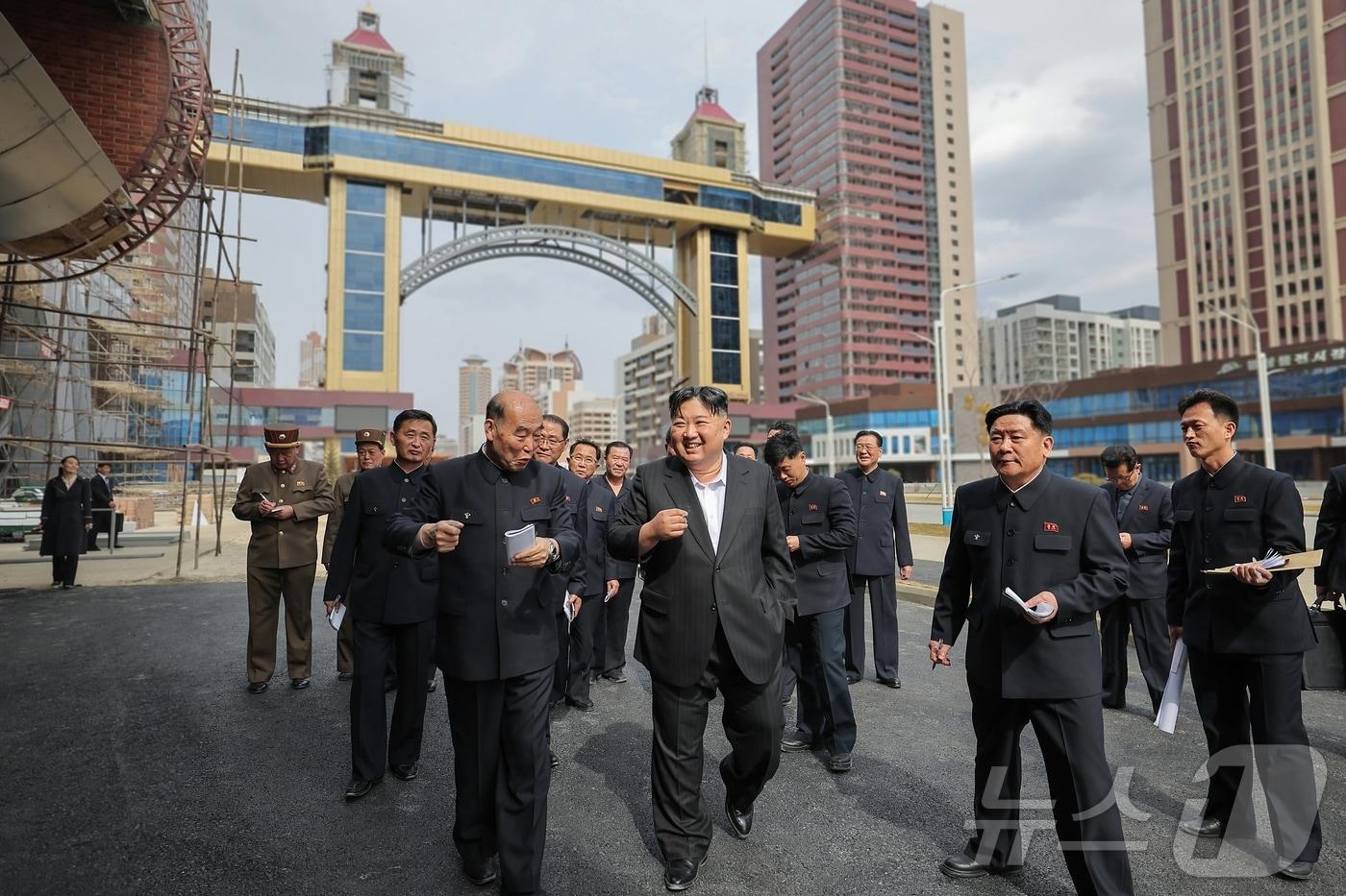 Kim Jong Un directed the construction site for 10,000 housing units in the Hwasong district to be completed. / Rodong Sinmun