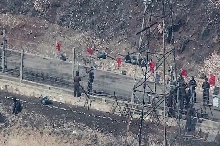 North Korean soldiers are repairing the upper and lower sections of the barbed wire fence on the Eastern Front. 2025.3.27 / News1