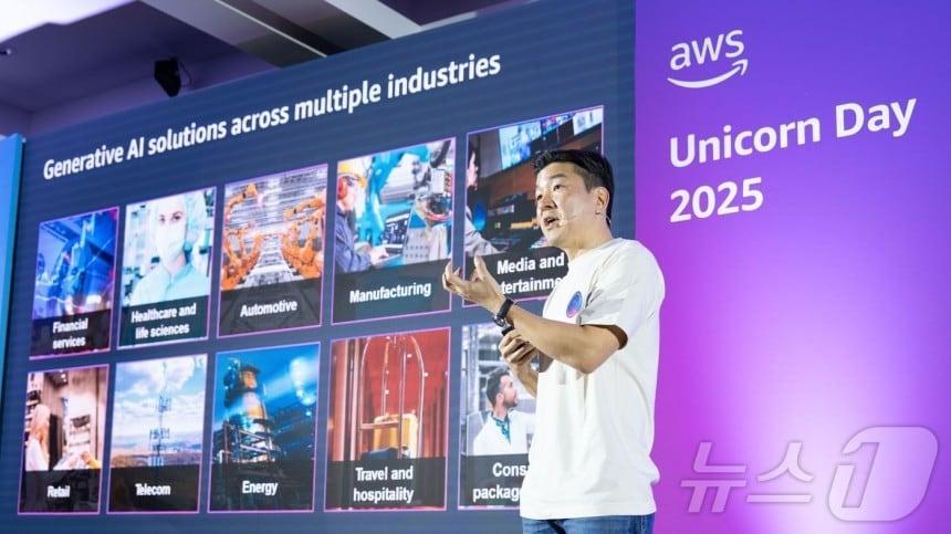 Kim Young Tae, AWS Korea Senior Sales Manager, is presenting. / Photo courtesy of AWS Korea