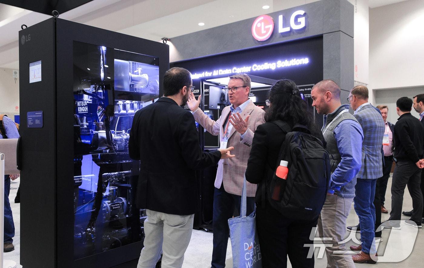 LG Electronics announced on April 17, 2025 that it participated in Data Center World 2025 held in Washington D.C., U.S., starting on April 14, 2025, showcasing its high-efficiency, high-performance cooling solutions. At Data Center World (DCW) 2025, industry professionals are examining LG Electronics' CDU, a liquid cooling solution that directly cools the heat from CPU-GPU clusters within data centers 2025.4.17 / News1