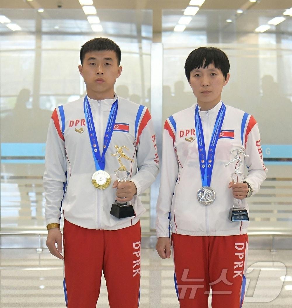 North Korean marathon runners Han Il-ryong and Ri Kwang-ok / Rodong Sinmun