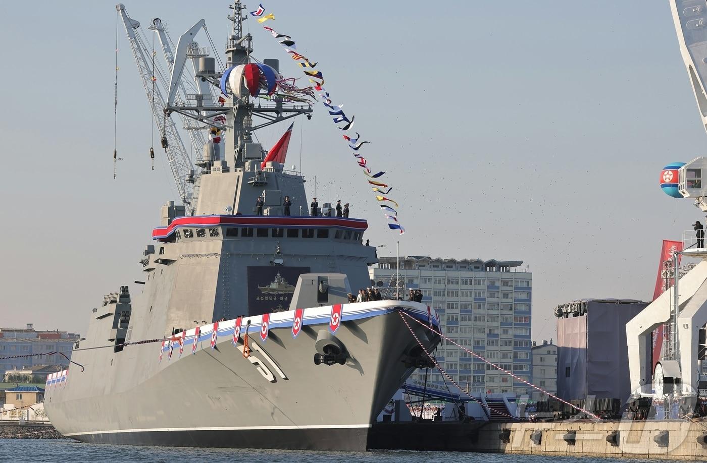 On April 26, North Korea&#39;s Workers&#39; Party newspaper, Rodong Sinmun, reported on a ceremony held on April 25, the anniversary of the Korean People&#39;s Revolutionary Army&#39;s founding, at the Nampo Shipyard in the presence of the supreme leader, Kim Jong Un, to mark the commissioning of a newly built destroyer. The new destroyer is of the 5,000 tons &#40;t&#41; class, which North Korea has classified as the Choe Hyon-class / News1