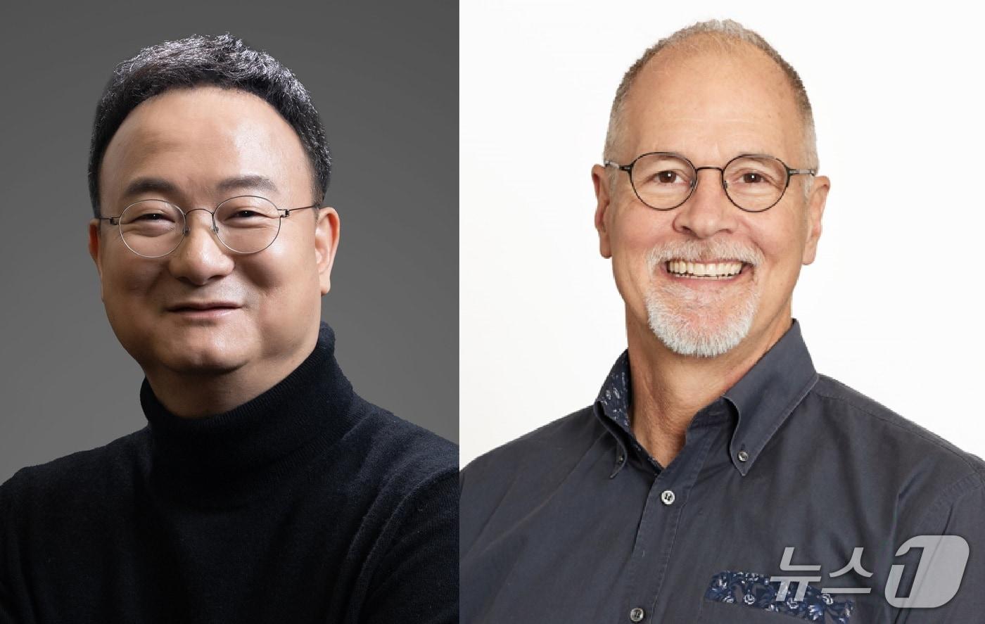 LG Innotek CEO and President Mun Hyeok Soo &#40;left&#41; and Boston Dynamics CEO Robert Playter / Photo courtesy of LG Innotek