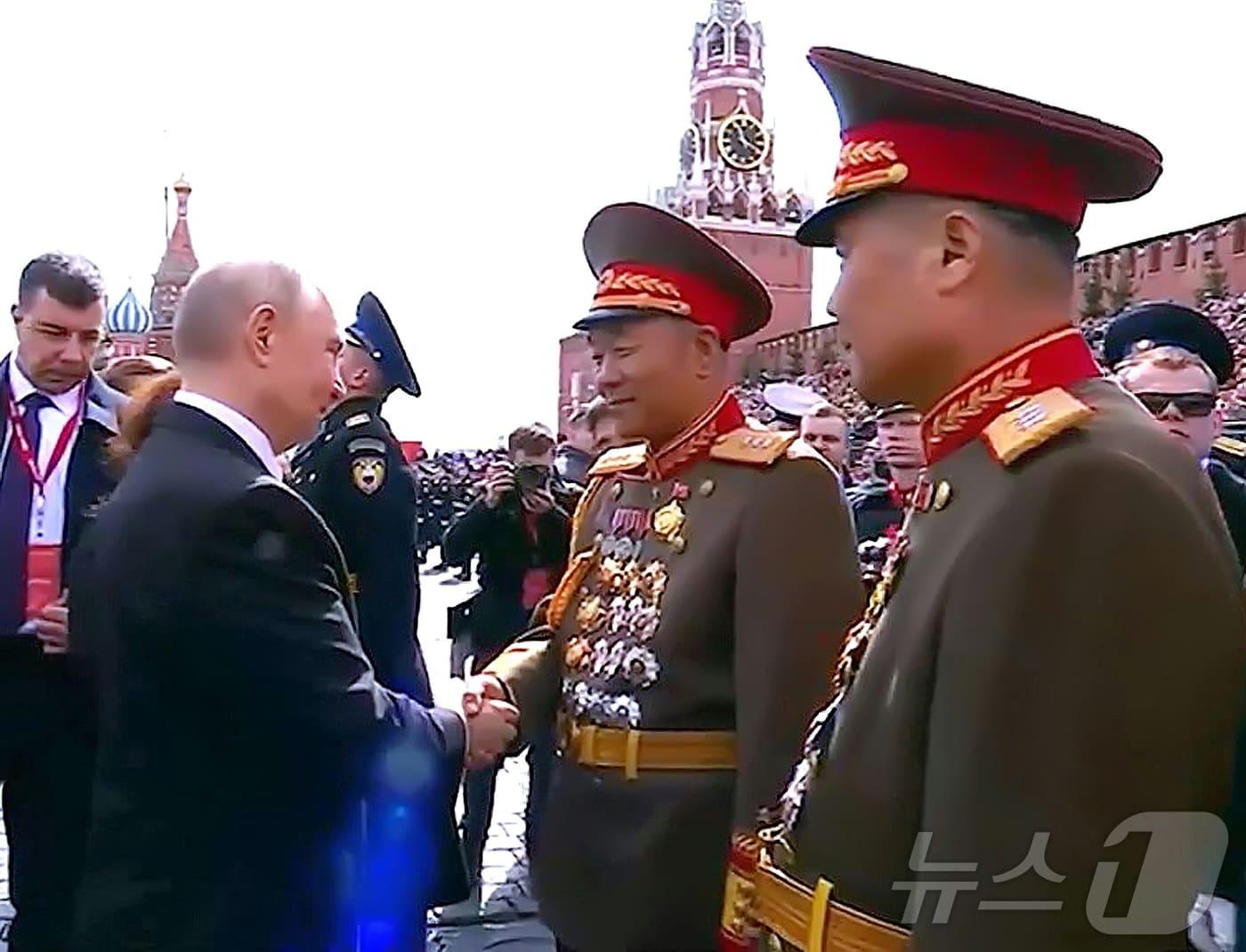 Russian President Vladimir Putin meets with commanders who led North Korean troops deployed to Kursk and encourages them / Rodong Sinmun