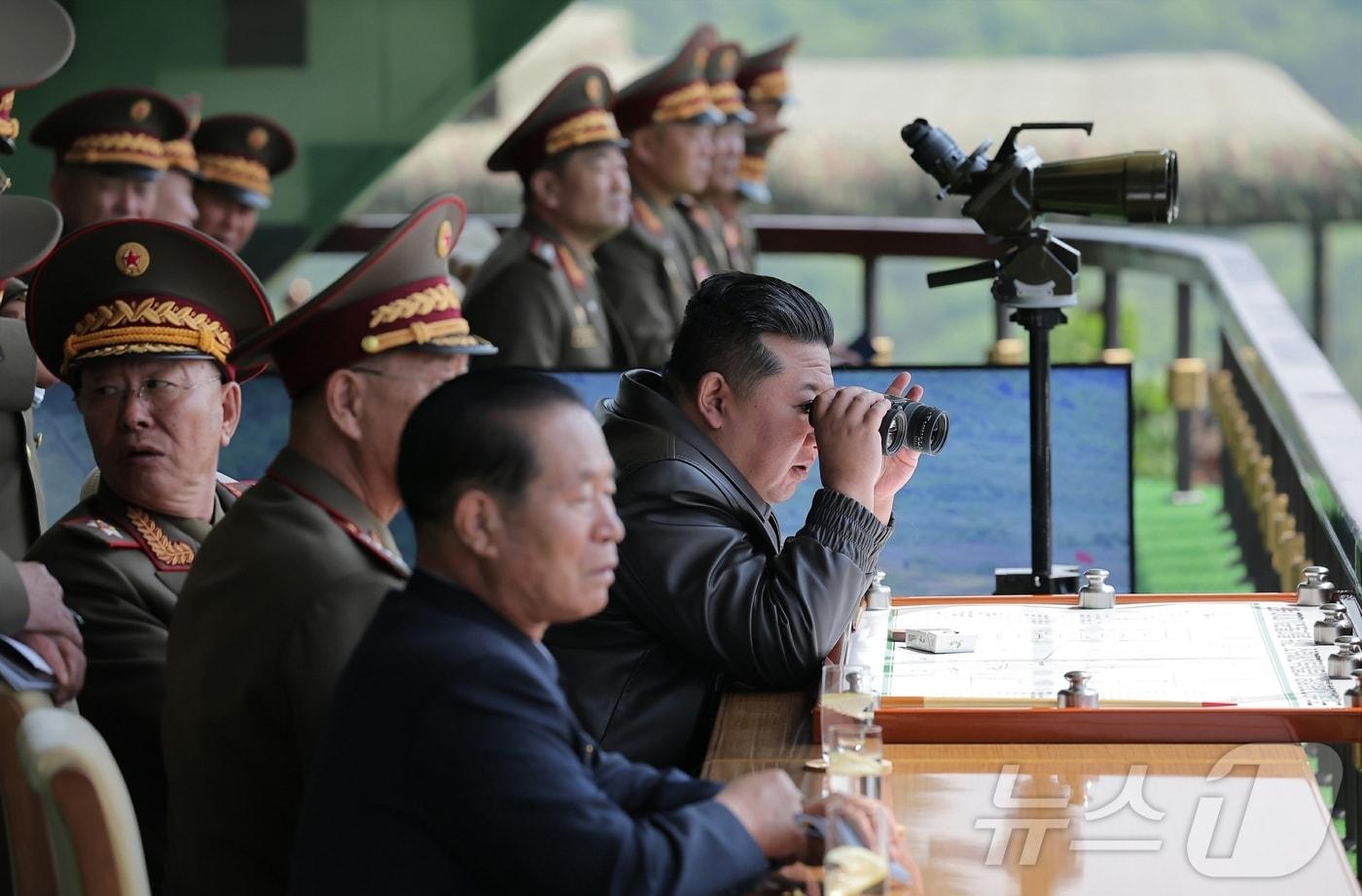On August 14, the North Korean Workers&#39; Party newspaper Rodong Sinmun reported that Kim Jong Un, General Secretary of the Workers&#39; Party, observed tactical comprehensive training for each military branch conducted within the training system at the People&#39;s Army Training Workers &#40;Officers&#41; Conference on the previous day / Rodong Sinmun