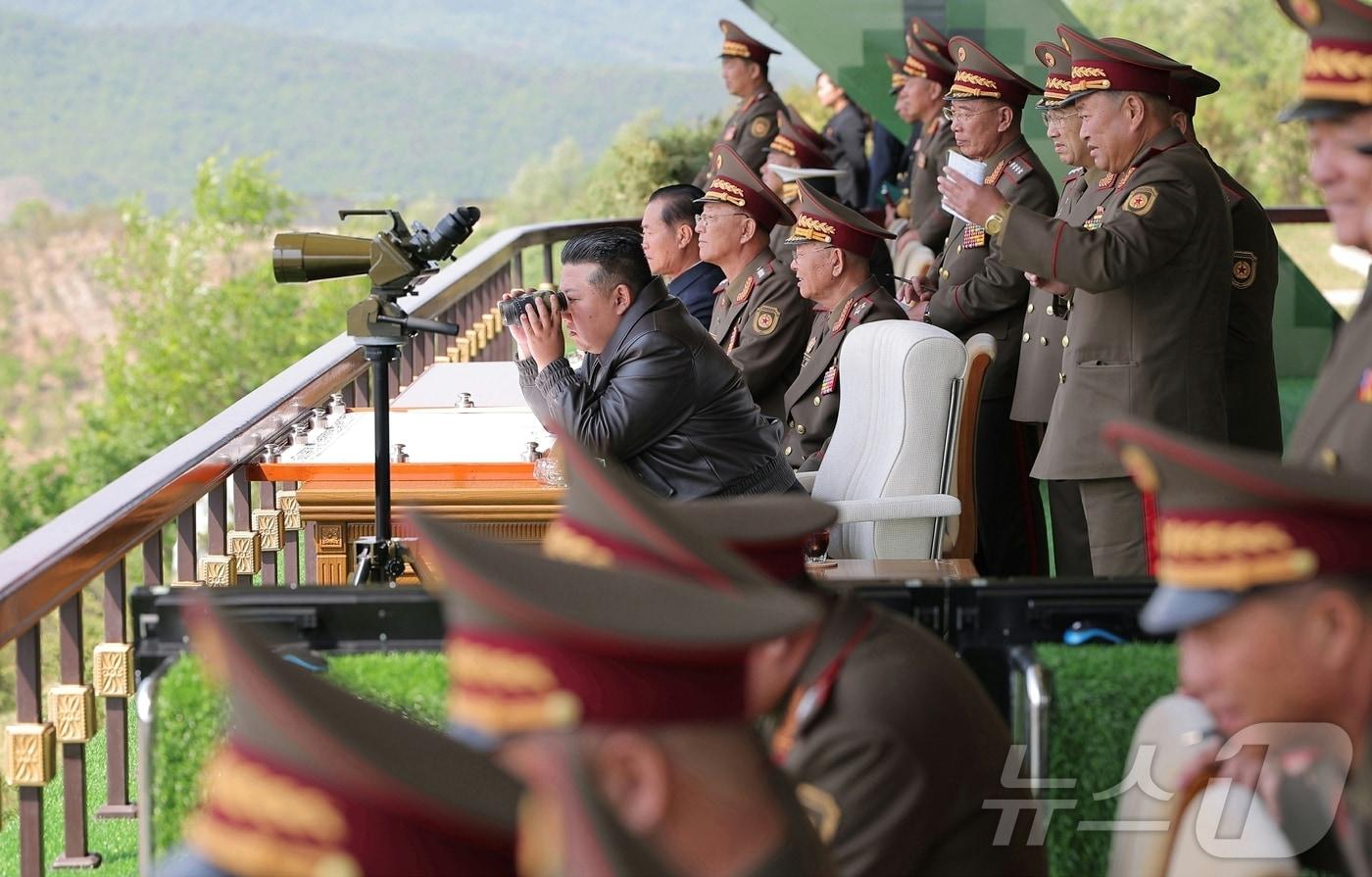Kim Jong Un watches a comprehensive tactical drill for each class of the Korean People&#39;s Army on Tuesday / Rodong Sinmun