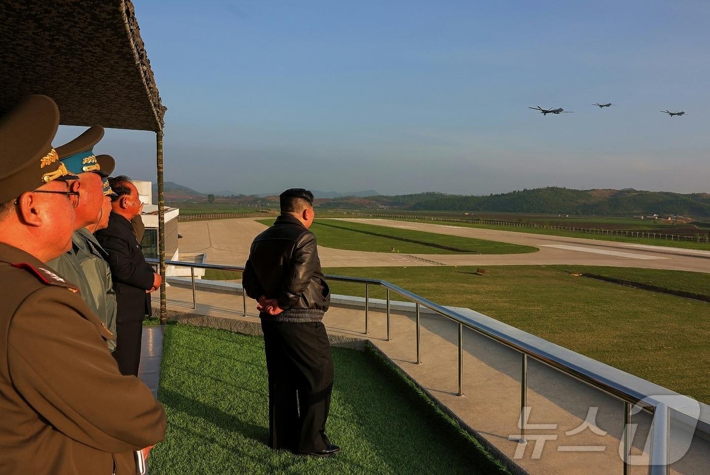 General Secretary of the Workers&#39; Party, Kim Jong Un, visits the Flying Regiment of the 1st Airborne Division of the Korean People&#39;s Army. Three drones are flying in the upper right of the photo. / Rodong Sinmun