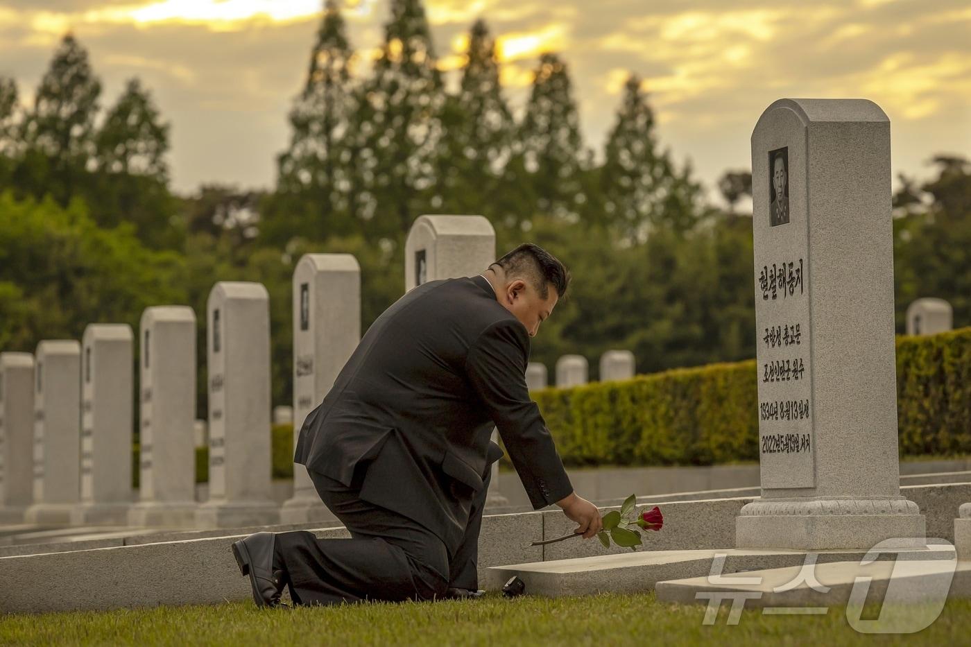 Kim Jong Un visits the grave of Hyun Chol Hae at the Sinmiri Patriotic Martyrs&#39; Cemetery on May 18. / Rodong Sinmun