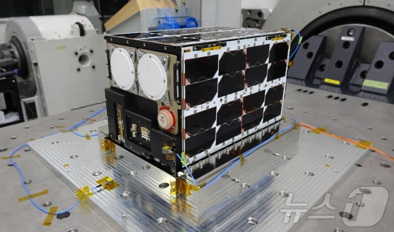 A CubeSat &#40;K-RadCube&#41; launched on NASA&#39;s Artemis 2 spacecraft &#40;Provided by KASA&#41; / News1