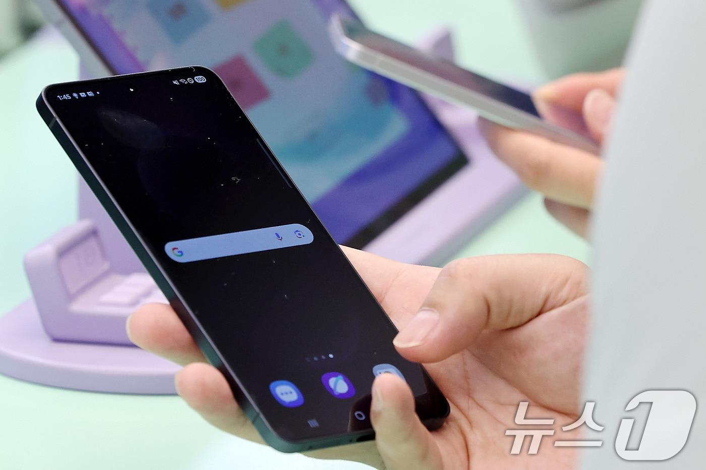 On March 23, last year, customers are examining Samsung Electronics' ultra-slim smartphone, the Galaxy S25 Edge, which was launched that day, at a store in Gangnam, Seoul 2025.5.23 / News1