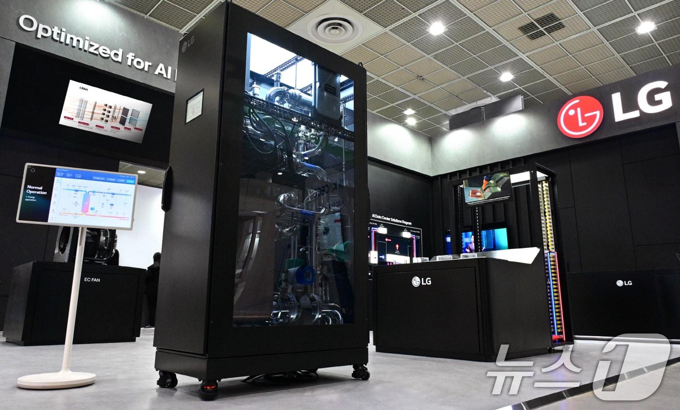 Pictured is LG Electronics&#39; CDU, a liquid cooling solution that directly cools the heat of CPU-GPU chips in the data center / Photo courtesy of LG Electronics