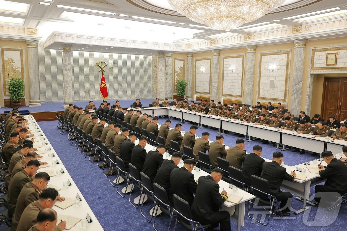 The 8th expanded meeting of the 8th Central Military Commission was held at the party&#39;s headquarters, chaired by Kim Jong Un / Rodong Sinmun