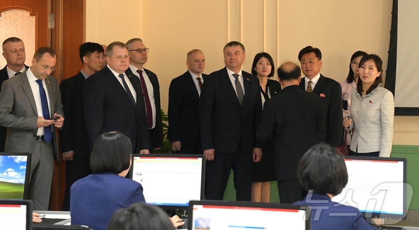 Image of a Belarusian government delegation visiting North Korea in May, touring the Juche Tower, the electronic library at Kim Il Sung University, Okryu Children’s Hospital, Mangyongdae Children’s Palace, and other sites / Rodong Sinmun