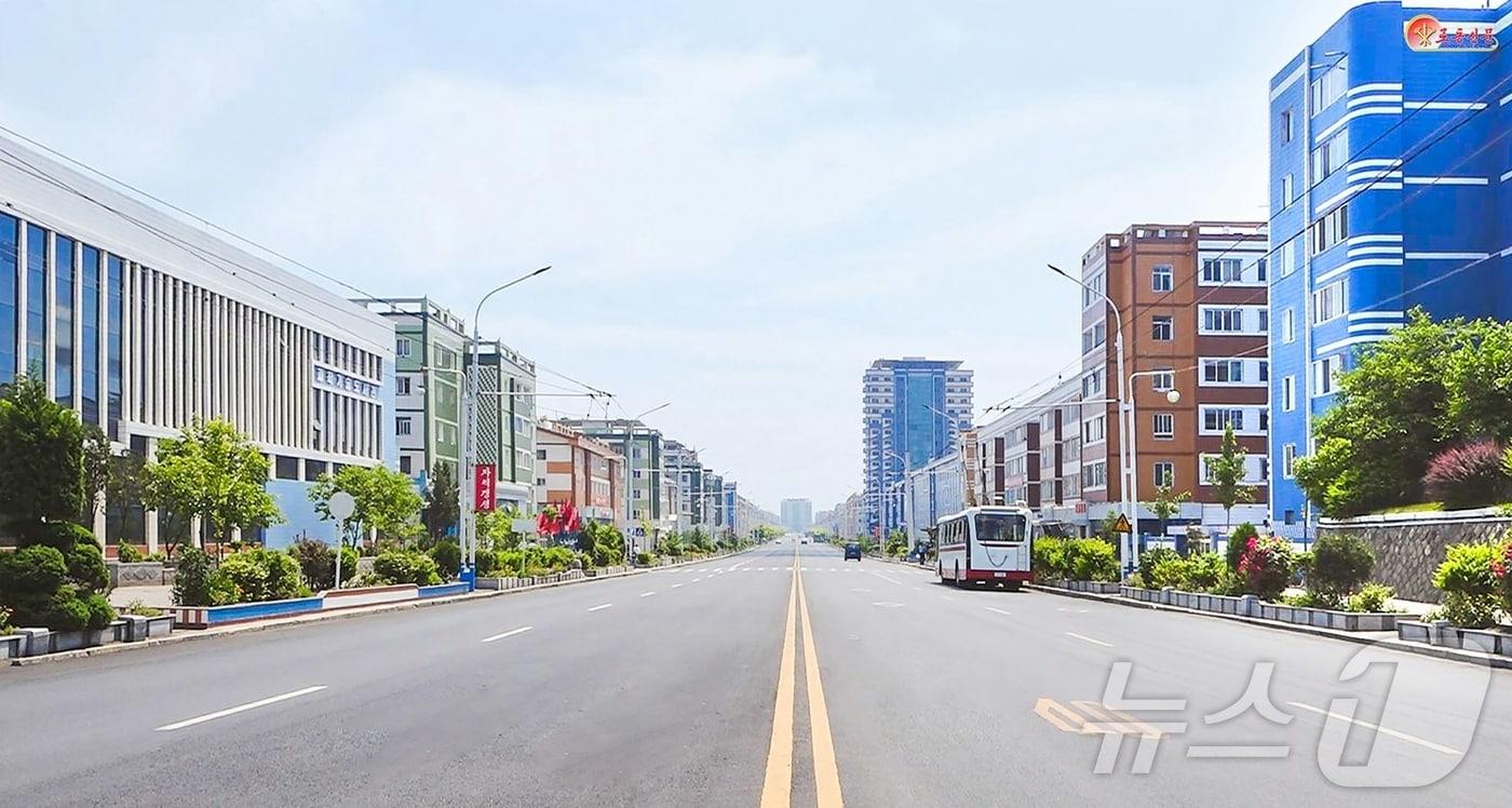 The Rodong Sinmun, the official newspaper of the Workers&#39; Party of Korea, reported on June 15 that roads in the port city of Nampo have been renovated / Rodong Sinmun