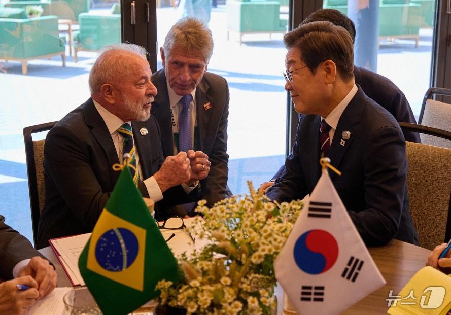 President Lee Jae Myung and Brazilian President Inácio Lula da Silva hold a South Korea-Brazil summit meeting at the G7 summit venue in Canmore, Alberta, Canada, on June 17 last year (Provided by the Office of the President) 2025.6.19 / News1