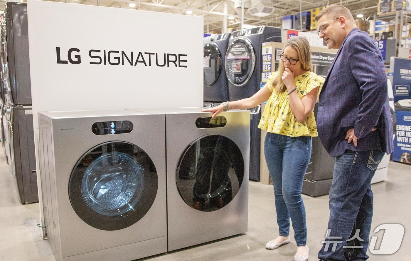 LG Signature washer and dryer on display at Lowe&#39;s store in the United States &#40;Photo courtesy of LG Electronics&#41;