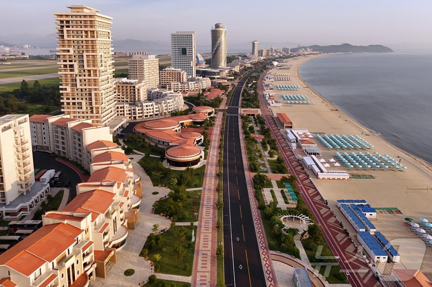 The official newspaper of the North Korean Workers&#39; Party, Rodong Sinmun, reported on June 26 that a ceremony was held on June 24 to mark the completion of the Wonsan Kalma Coastal Tourism Area, a proud and inspiring creation that multiplies the patriotic passion of the people to lead the world / Rodong Sinmun